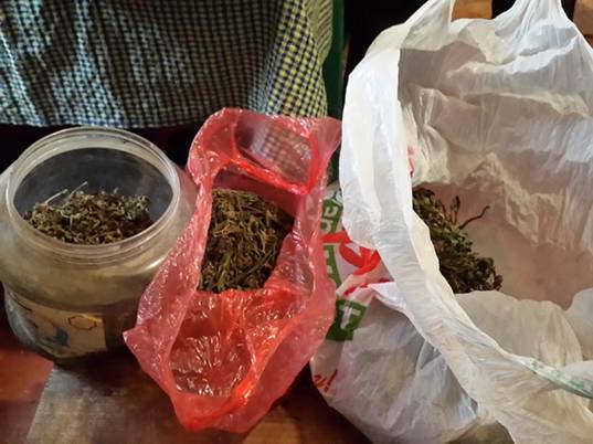 1 февраля во время проведения санкционированного обыска в квартире у ужгородца, полицейские изъяли около 2 килограммов марихуаны. Наркотики мужчина хранил на кухне и в пристройке. 