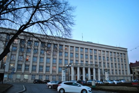 Сьогодні, 13 грудня, під час сесії Закарпатської обласної ради до депутатів звернувся представник власників автомобілів на іноземних номерах Юрій Качур.