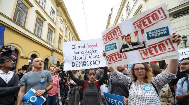С недавних пор венгерский премьер-министр Виктор Орбан проводит кампанию против критически настроенных к правительству организаций и американского миллиардера Джорджа Сороса, написала немецкая газета Die Welt.