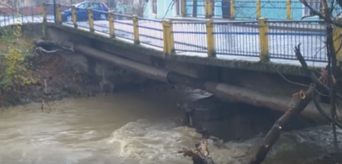 Вследствие сильного дождя в Сваляве частично поврежден мост через р. Свалявка. Бурная река сместила бетонную опору, в результате чего левая сторона моста несколько просел.
