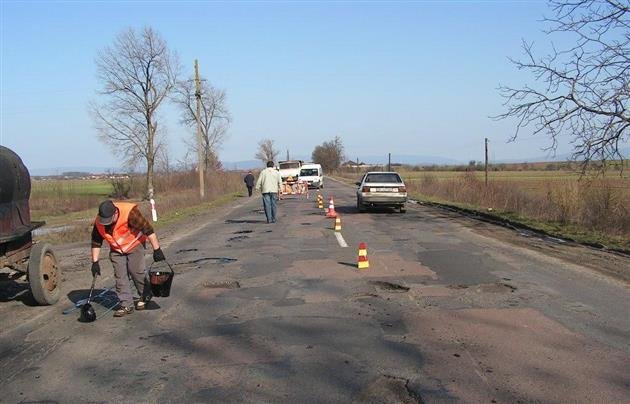 Как сообщает пресс-служба САД в Закарпатской области, дорожниками Закарпатья была начата работа по ликвидации ямочности на основных автодорогах общего пользования.