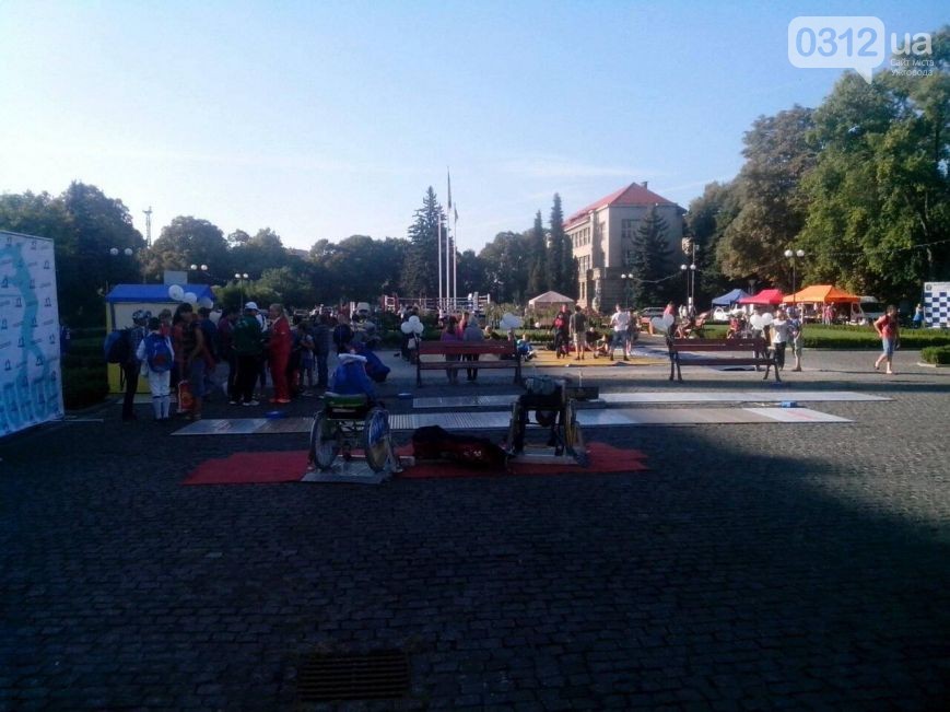 На площі перед Закарпатською ОДА розпочався щорiчний фестиваль, присвячений Дню фiзичноï культури та спорту. 