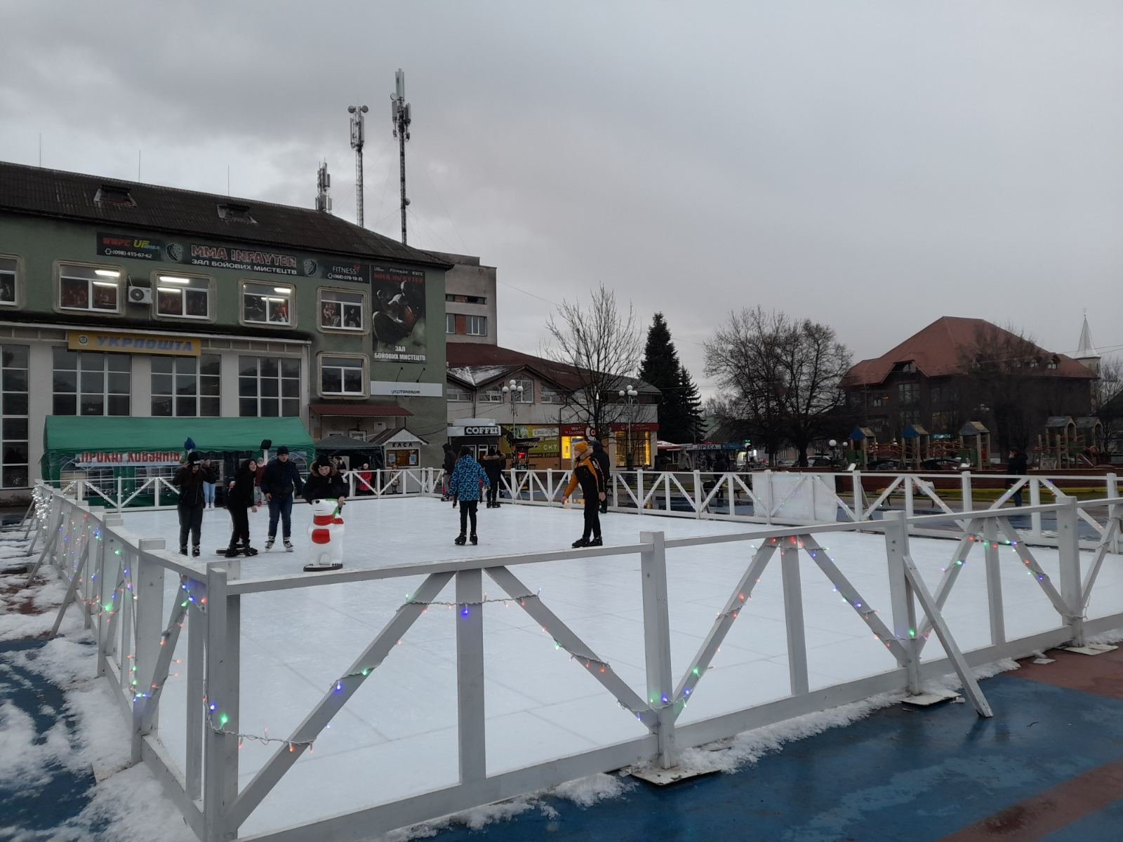 19 декабря на Почтовой площади в Тячеве, рядом с Домом культуры, открылся эко-каток. 