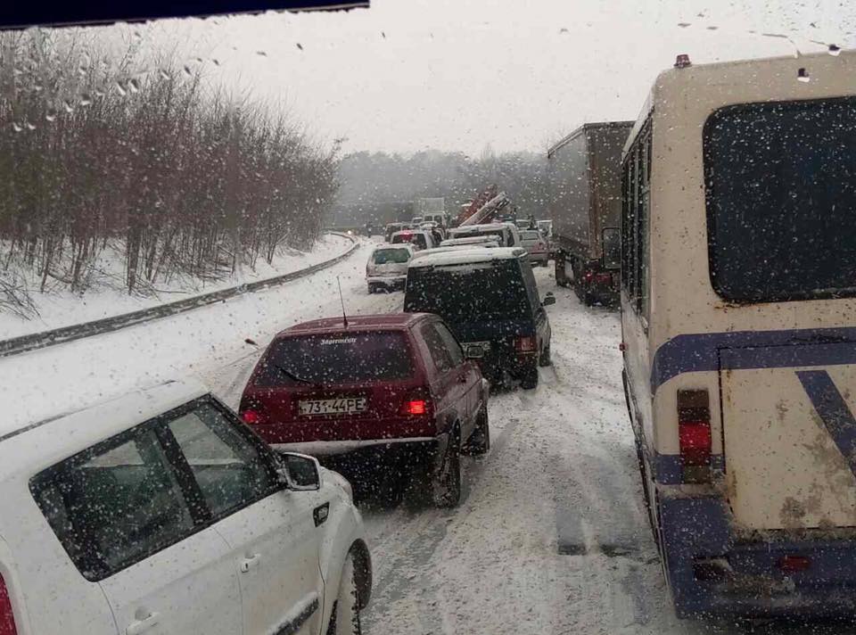 Сильный снегопад, который распространился на территории Закарпатья, создал немалые проблемы для водителей легкового и грузового транспорта на Закарпатье.