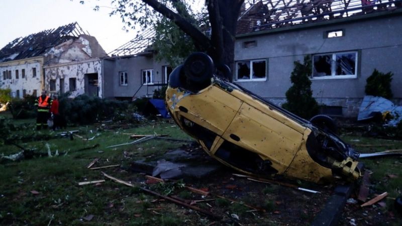 Мощный торнадо обрушился на целые районы юго-восточной Чехии, недалеко от границы со Словакией и Австрией. Сообщается по меньшей мере о 300 жертвах, есть погибшие.