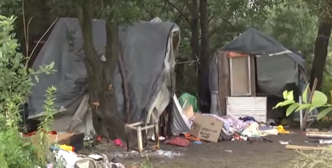 Закарпатські роми, після смертельного нападу на табір, облаштували наметове містечко у лісосмузі поблизу Львова (ВІДЕО)