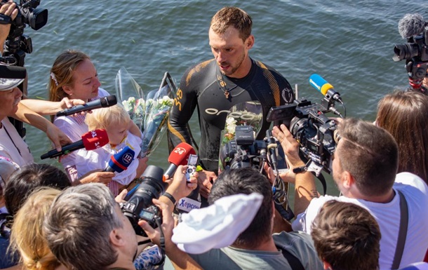 Український спортсмен встановив рекорд, пропливши за місяць по Дніпру більш як 900 км. У наступному році він планує уплав подолати Чорне море.