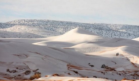 В Алжирі, в пустелі Сахара, в місті Айн-Сефра другий рік поспіль випав сніг.
