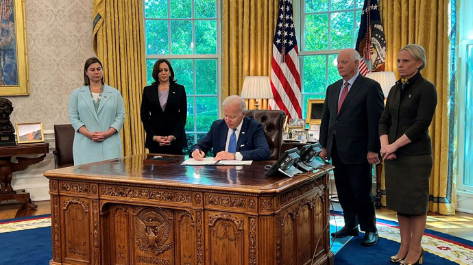 Президент США Джо Байден підписав закон про ленд-ліз для України.

