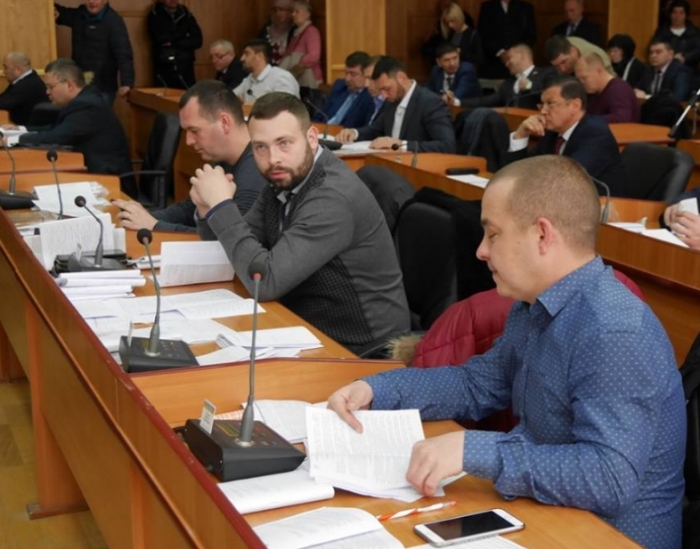 На сьогоднішній сесії міськради Ужгорода депутати підтримали проект рішення про придбання для потреб виконавчого комітету та міськради двох службових машин.

