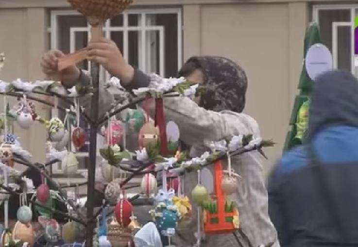 Великодню експозицію розгорнули в Ужгороді на площі Народній.