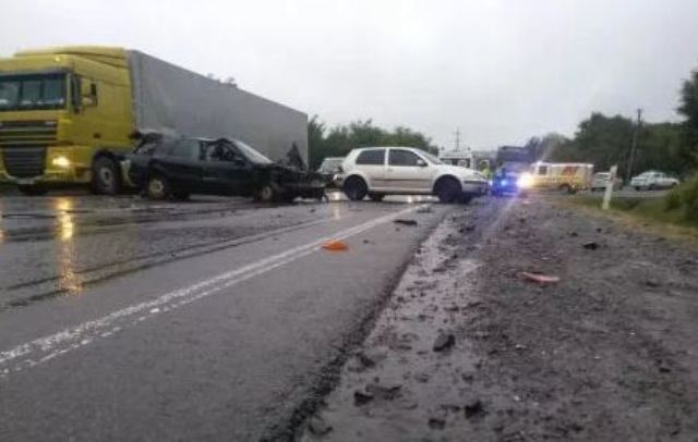 Учора, 1 жовтня, о 18:11 в поліцію надійшло повідомлення про те, що на автодорозі поблизу міста Мукачево сталась ДТП за участі трьох автомобілів.