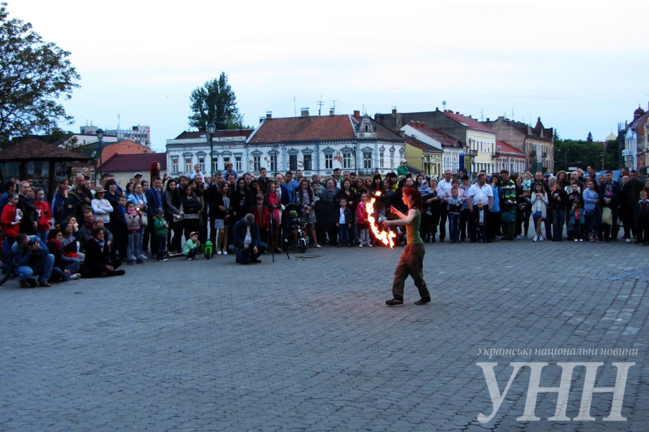 Вчера, 1 мая, вечером в центре Ужгорода на Театральной площади фаерщики из разных регионов Украины представили горожанам и гостям города огненное шоу.