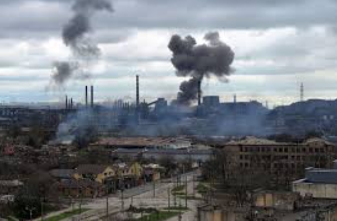 Мирные жители, в том числе женщины и дети, скрываются на территории завода «Азовсталь» в Мариуполе.