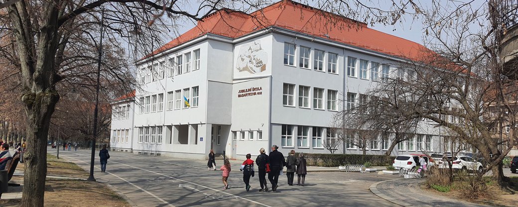 Документи про прийняття дітей до першого класу або перехід до п’ятого тимчасово призупинили в Ужгороді.