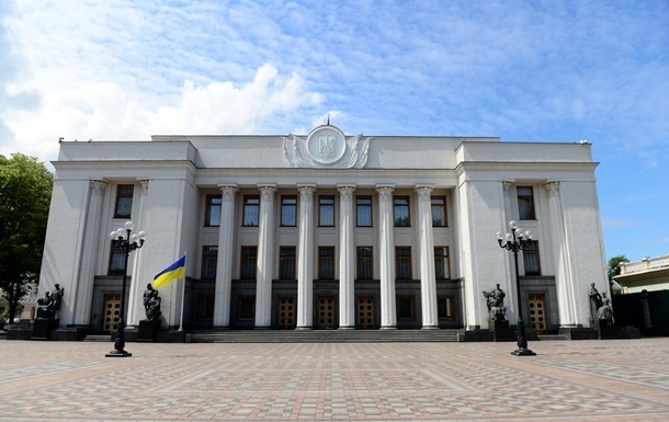 Представники партії Слуга народу перемагають на 130 із 199 одномандатних виборчих округах на дострокових виборах до Верховної Ради.