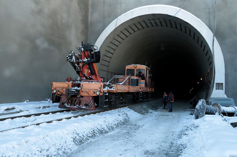 У новому Бескидському тунелі колійники завершили укладати парну колію протяжністю 1764 метри та вже уклали понад 400 метрів непарної.
