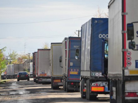Сегодня в пункте пропуска “Дьяково” на украинско-румынской границе на Закарпатье образовалась очередь в более 150 грузовых автомобилей, которые направляются на выезд из Украины.