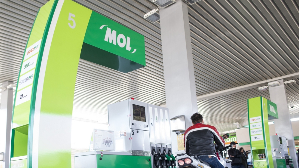 Угорська енергетична група MOL, яка є однією з найбільших у Східній Європі, розпочала підготовку до модернізації, яка дозволити трьом її нафтопереробним заводам переробляти виключно неросійську нафту.