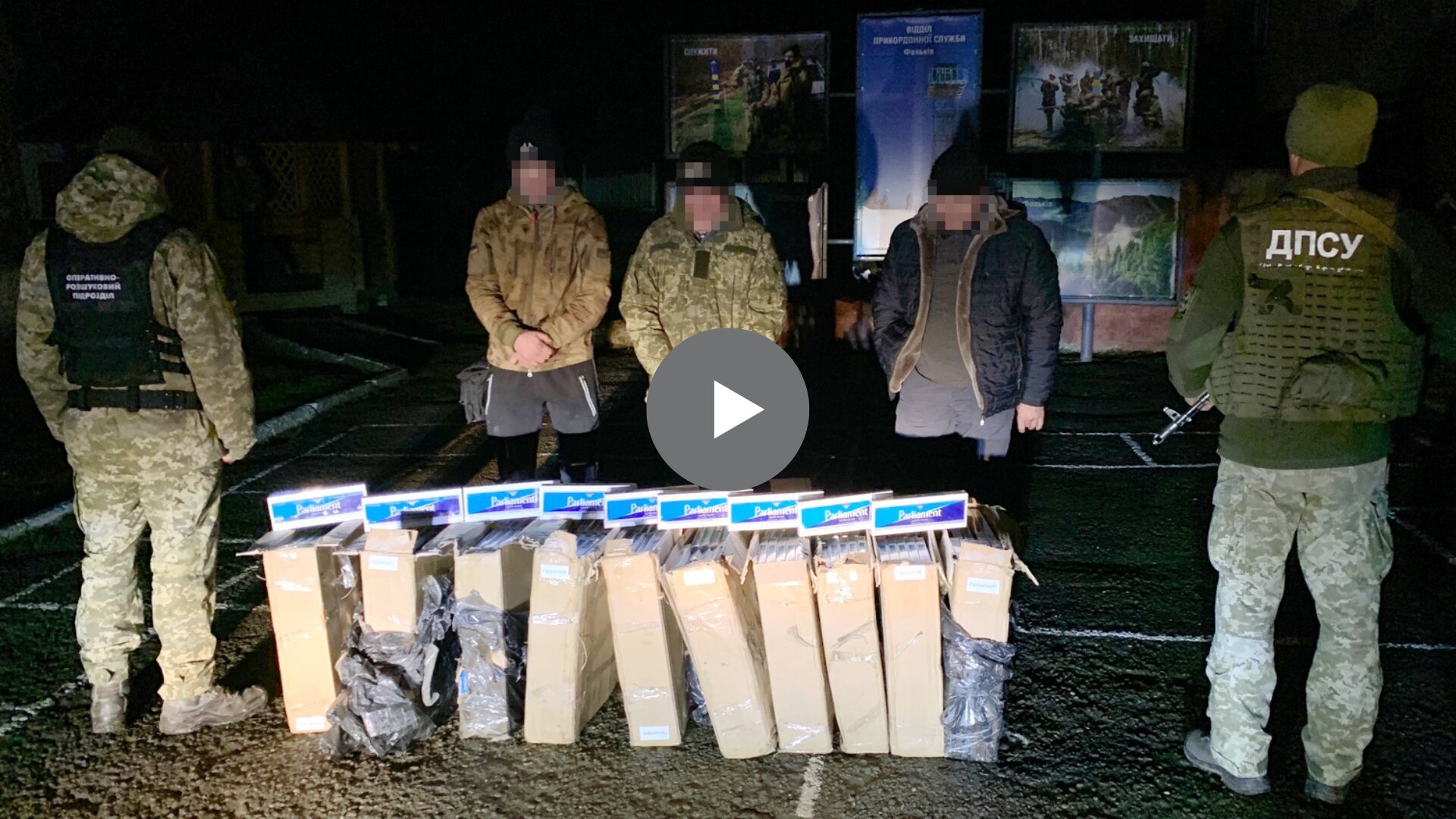 У Чернівецькій області охоронці кордону припинили спробу контрабандистів переправити сигарети через українсько-румунський кордон.