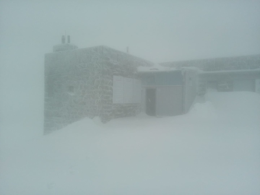 В Карпатах на горе Поп Иван со вчерашнего дня сыплет снег, температура -1. Видимость плохая.

