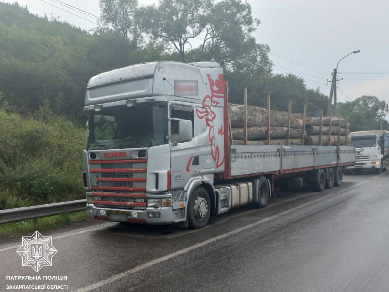 Вчора, близько 10-ї години, поліцейські зупинили вантажівку SCANIA, яка перевозила деревину, за порушення ПДР. 