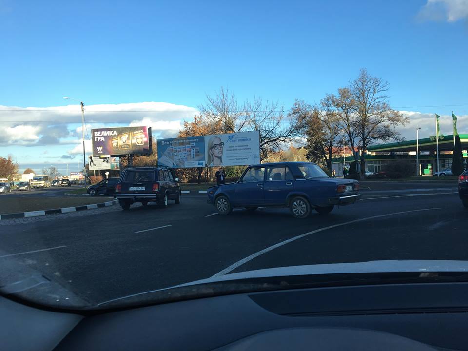 На колі на перехресті вулиць Капушанська та Легоцького трапилась дорожньо-транспортна пригода за участі двох автомобілів. 