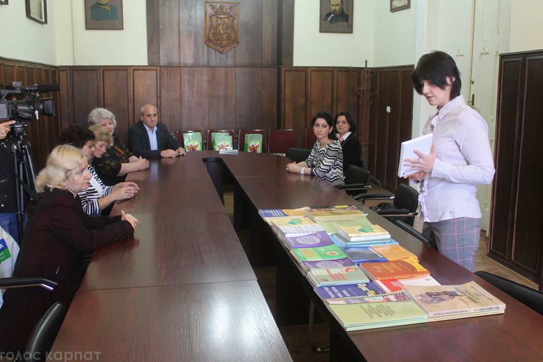 Борці з торгівлею людьми подарували мукачівським бібліотекам правозахисну літературу