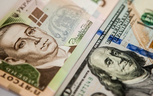 Від початку 2020 року гривня вдруге пробиває психологічний рубіж у 24 гривні за один долар.
