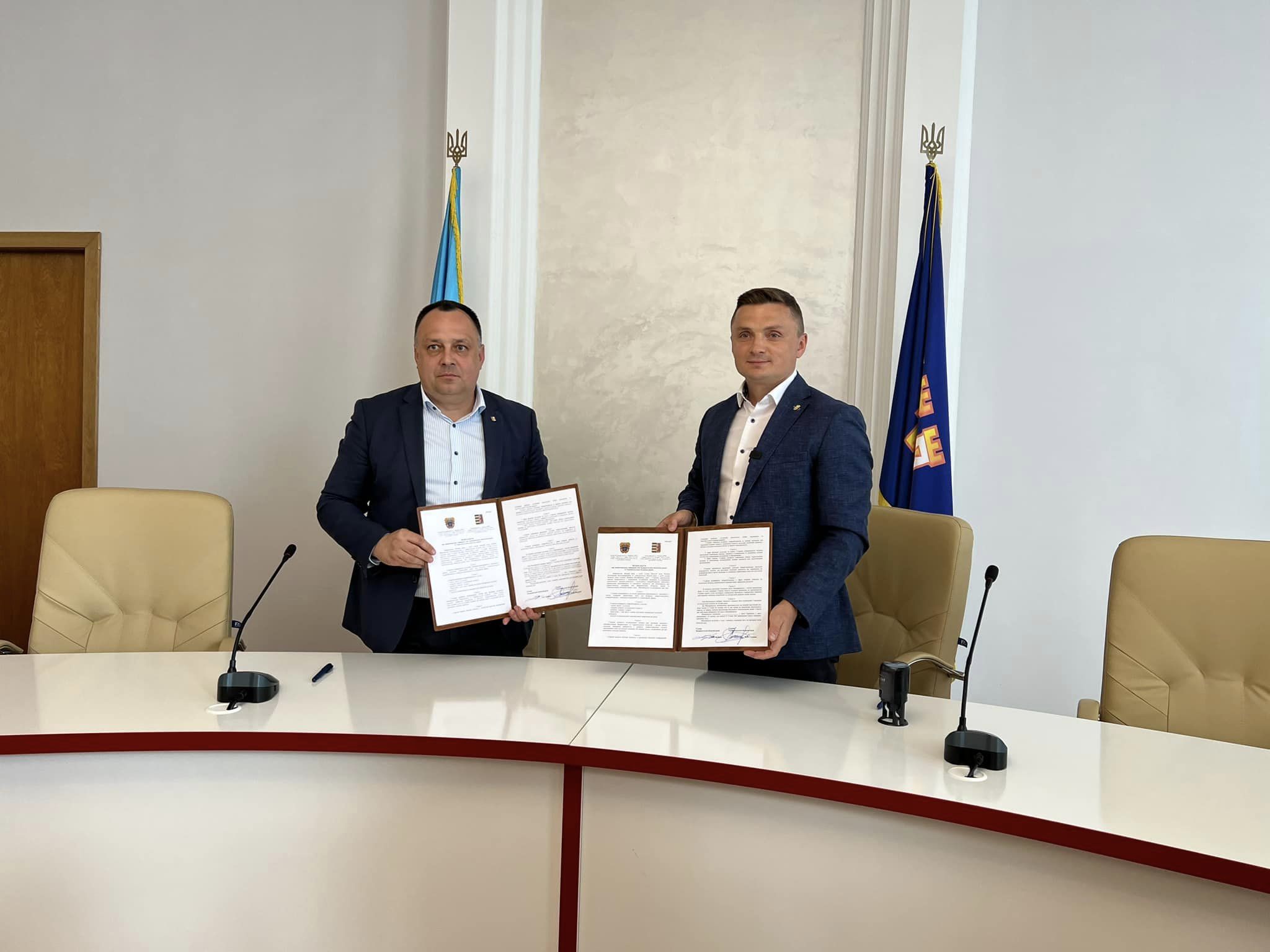 Закарпатська і Тернопільська обласні ради офіційно співпрацюватимуть, днями голови обласних рад підписали відповідний Меморандум. 