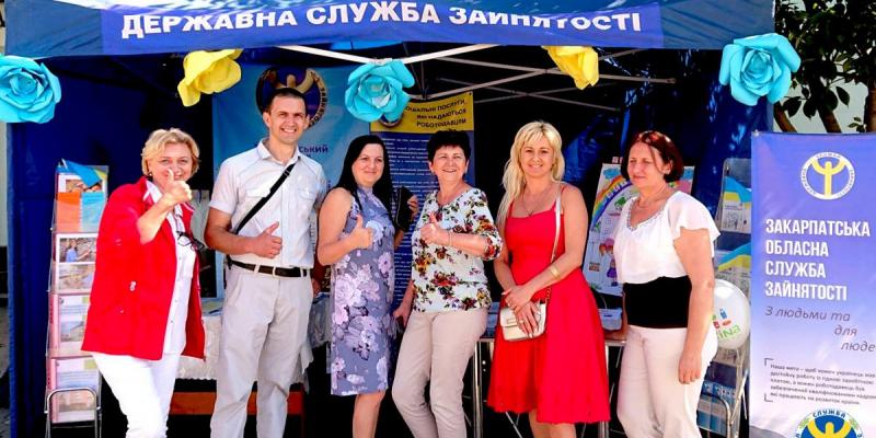 У рамках святкування Дня міста Ужгородський міський центр зайнятості спільно з роботодавцями провів захід - «Алея вакансій», орієнтований на шукачів роботи.