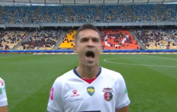Поют громче всех: украинский футболист эмоционально исполнил гимн Украины перед матчем (ВИДЕО)