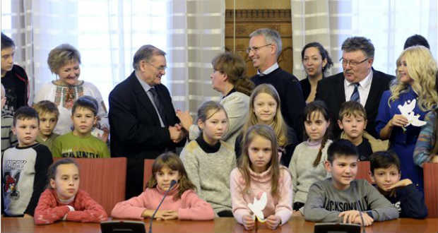 У понеділок 40 дітей з України побували в Угорському парламенті. Це сини і доньки батьків, які загинули або були поранені в зоні АТО.
