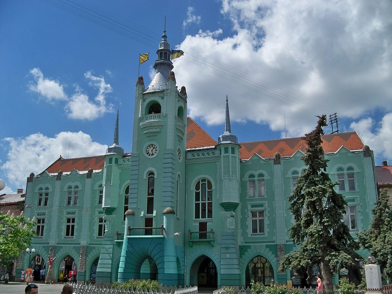 Новоизбранный мэр города Андрей Балога и депутаты горсовета приняли присягу.