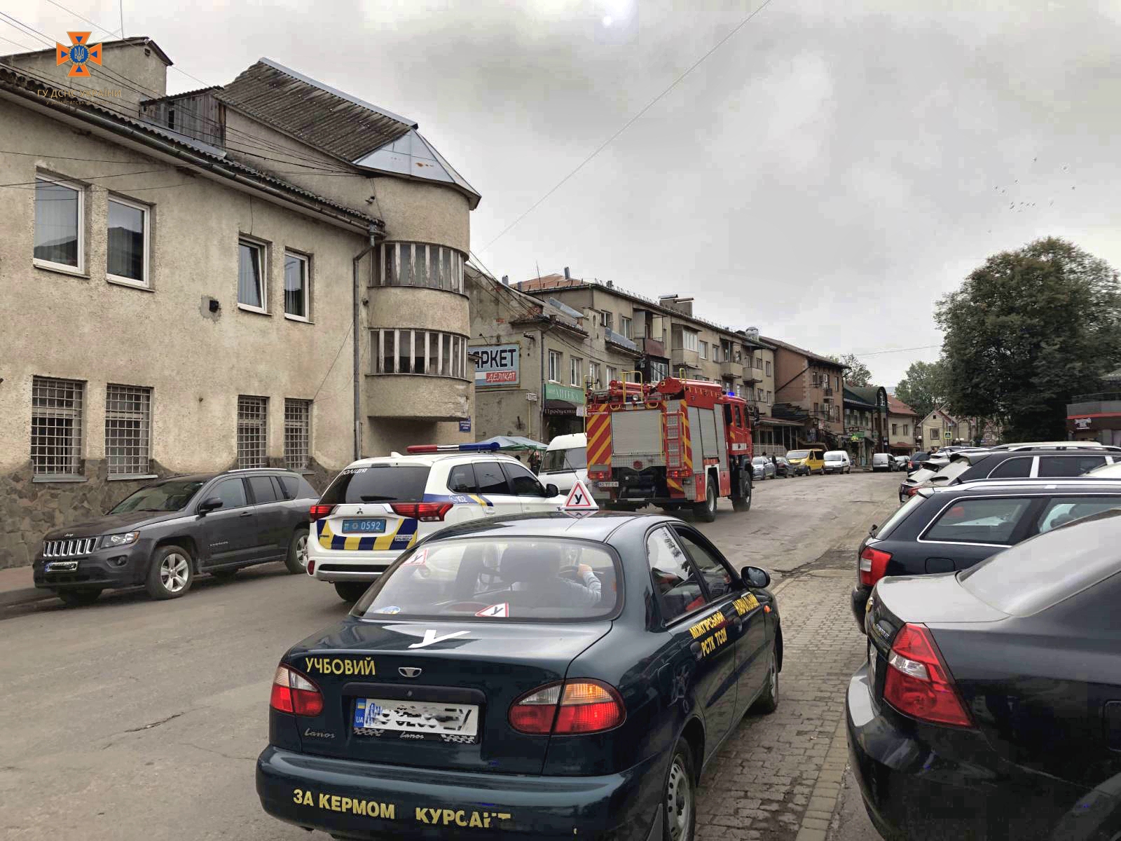 Люди повиходили на вулиці дивитися, що сталося...: у Міжгір'ї  посеред дня лунав звук пожежної сирени (ФОТО)