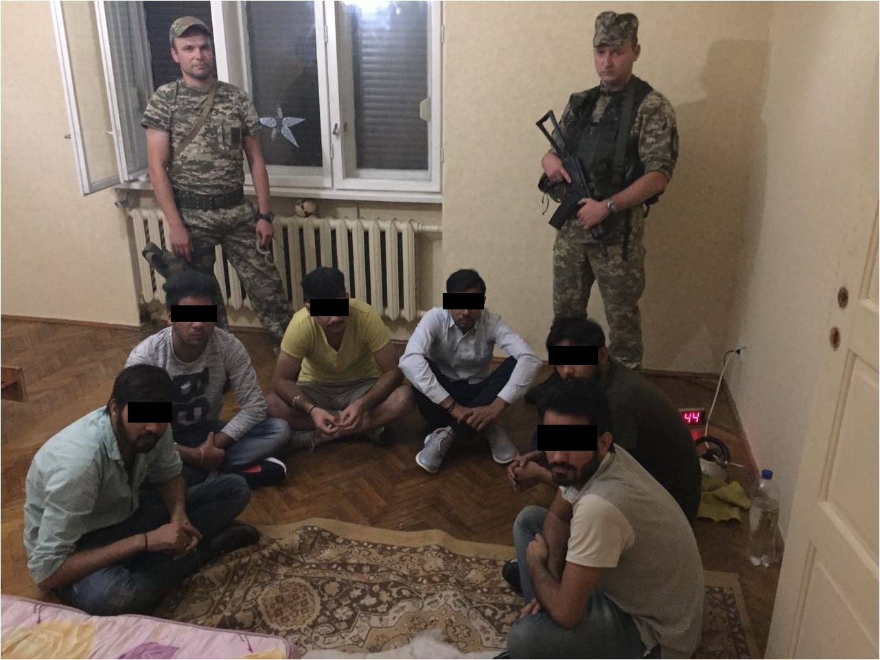 Ввечері, 7 серпня, у місті Мукачево по вулиці Ужгородській на одному з подвір′їв прикордонники разом із поліцейськими виявили групу нелегальних мігрантів та наркотичні речовини.