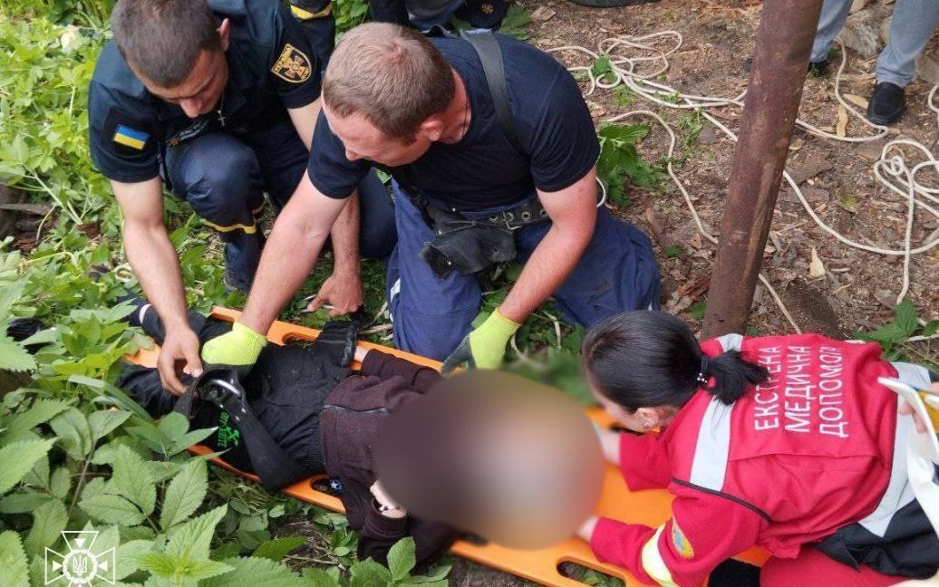 У селі Виженка Вижницького району, що у Чернівецькій області, дитина впала у каналізаційний колодязь глибиною 9 метрів. Хлопчика госпіталізували до лікарні.