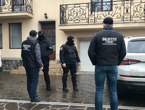 Вчора, 22 листопада, закарпатська поліція повідомила про підозру двом фігурантам кримінального провадження щодо організації незаконної переправи через держкордон України групи нелегалів.