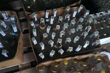 Прокуратура Закарпатської  області  виявила та вилучила в Ужгороді  понад 260 ящиків готової фальсифікованої алкогольної продукції на суму близько 300 тисяч гривень.
