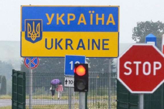 Українці, які мають борги чи не сплачені аліменти, можуть мати обмеження на виїзд за кордон. Перевірити заборону на перетин кордону можливо онлайн.

