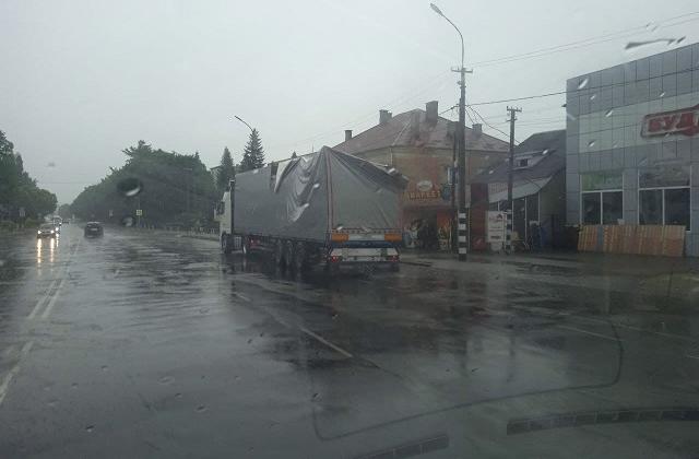 В Мукачево водитель грузовика врезался в ограничители (ВИДЕО)