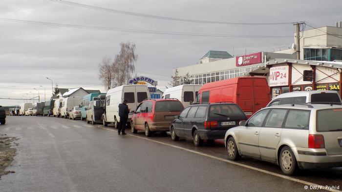 В Україні спростили процедуру реєстрації автомобіля з транзитними номерами: що варто знати