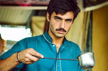 Житель Ісламабаду (Пакистан), який продає чай на ринку, прославився в інтернеті після того, як його знімок був опублікований в мережі. Фотографію чоловіка за роботою зробила і завантажила в Instagram 