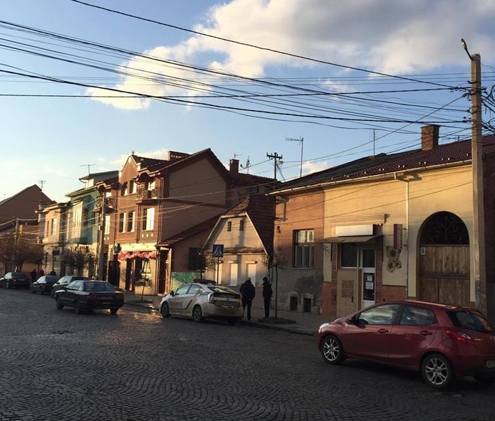 Містяни помітили автомобіль патрульної поліції, який зупинився на одному із пішохідних переходів на вулиці Ілони Зріні у Мукачеві.