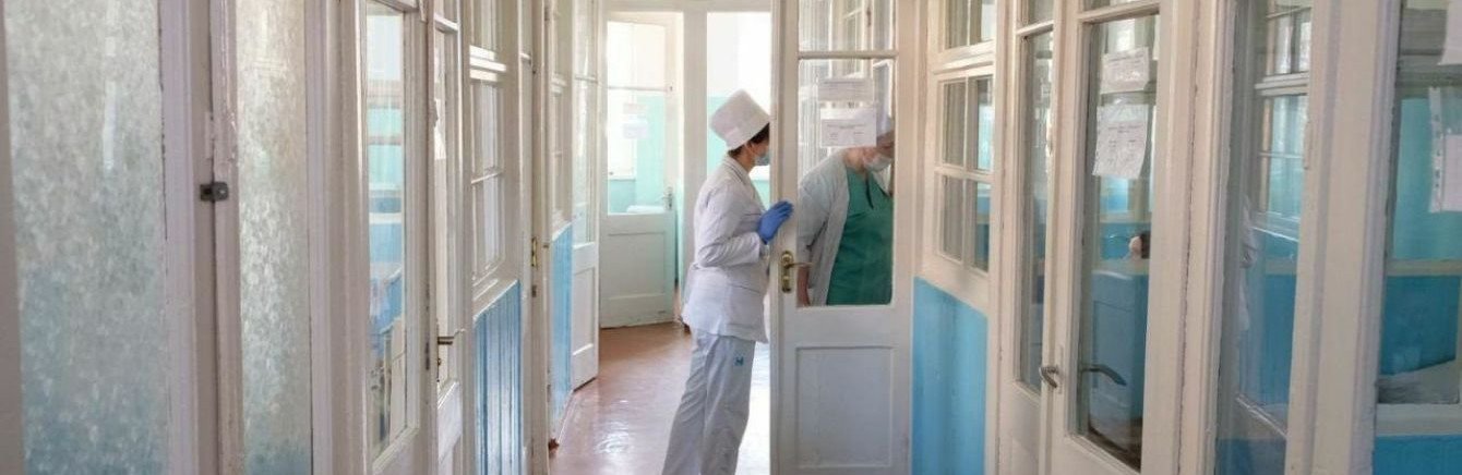 Священника и еще 2 человек доставили в областной інфекційки в Ужгороде. 