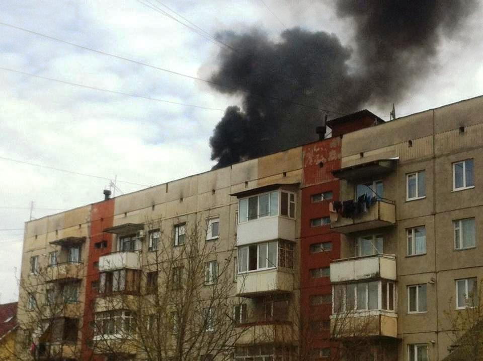 Как только стало известно о возгорании пятиэтажного дома по улице Росвигівській, что в Мукачево. Плотный столб дыма наблюдается на крыше здания дома Росвигівська, 2А.