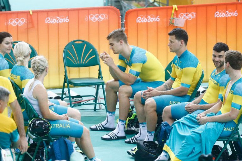Из помещений, где поселилась команда Австралии, вынесли ноутбук и спортивную форму членов сборной.