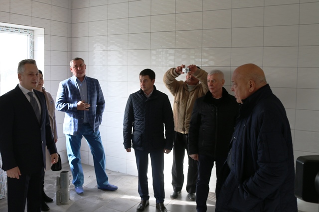 27 жовтня з офіційним візитом на Виноградівщині побував губернатор краю Геннадій Москаль. Серед інших, він познайомився з ходом спорудження місцевого хопсісу.