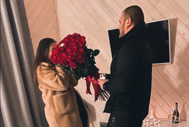Величезний букет троянд, каблучка та шампанське босоніж – у соцмережі з’явилися фото освідчення депутата Мукачівської міської ради секретарці ради
