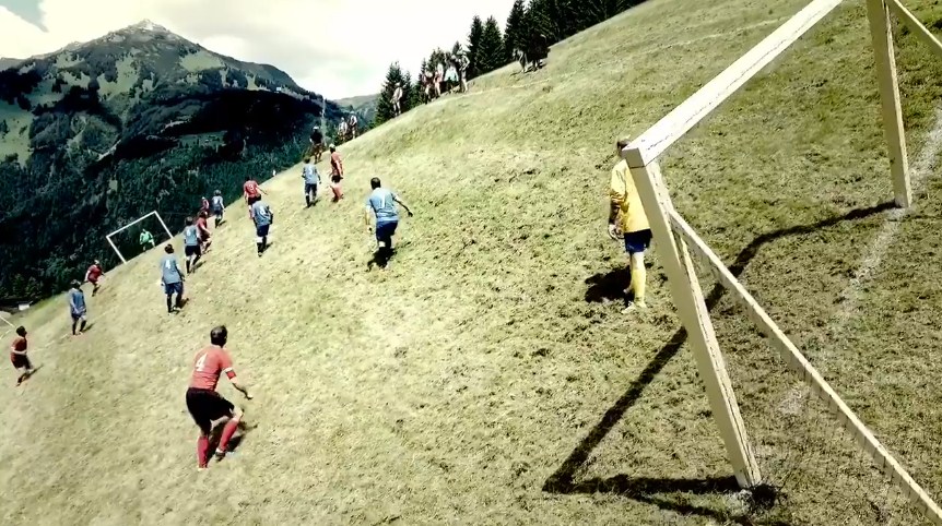 Австрійці показали, як грати в футбол на двійнику закарпатського поля під кутом / ВІДЕО
